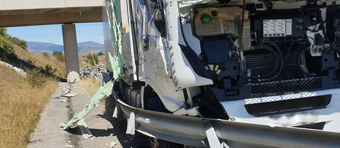 Un camionero resulta herido al colisionar su vehculo contra el quitamiedos de la A-67 a la altura de Cervatos