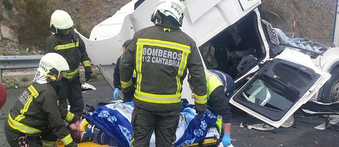Un camionero resulta herido leve tras colisionar dos trailers por alcance cerca del viaducto de Montabliz
