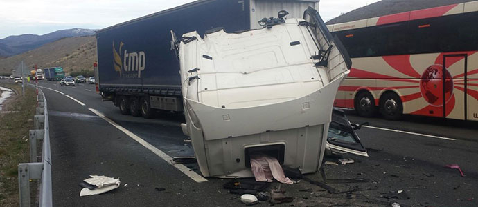 Un camionero resulta herido leve tras colisionar dos trailers por alcance cerca del viaducto de Montabliz