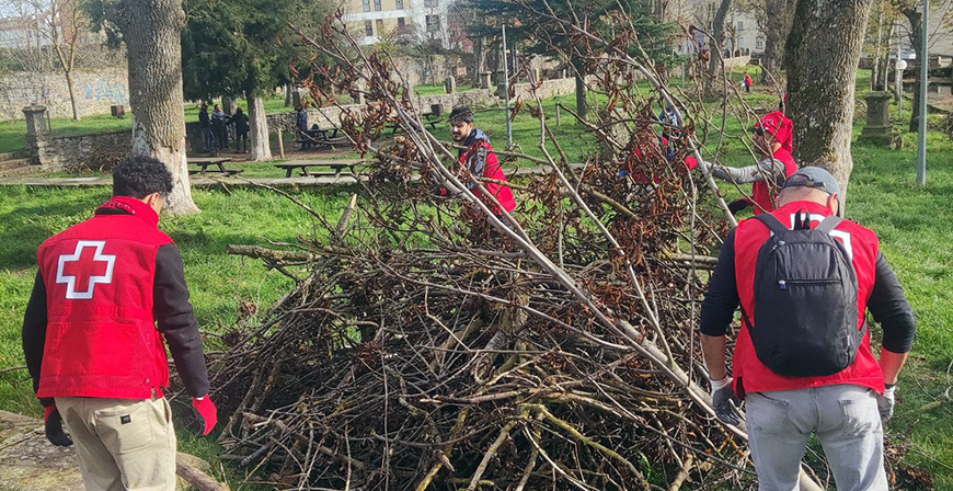 Campoo acogi una jornada de voluntariado ambiental de Cruz Roja con el proyecto LIBERA