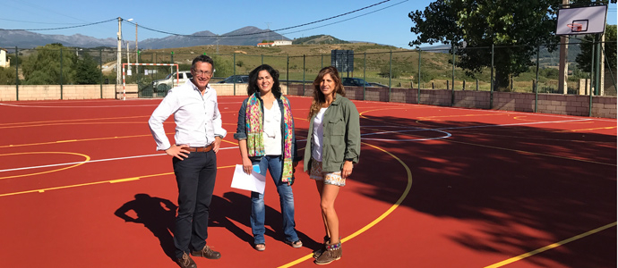 Campoo de Enmedio acondiciona la pista polideportiva de Nestares