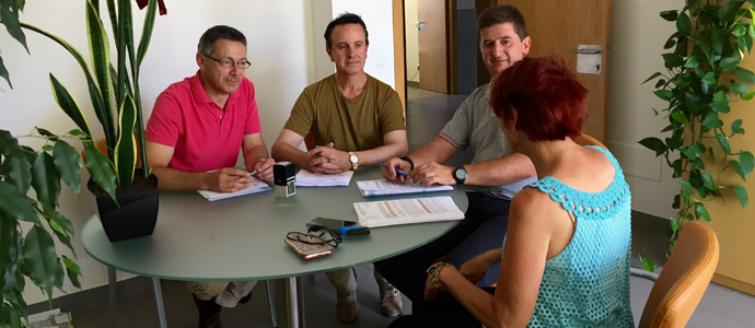 Enmedio firma el contrato de ejecucin de dos pistas de pdel cubiertas en Nestares
