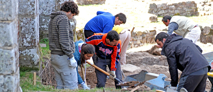 Campoo de Enmedio mejora la cartelera y acondiciona el entorno de Julibriga