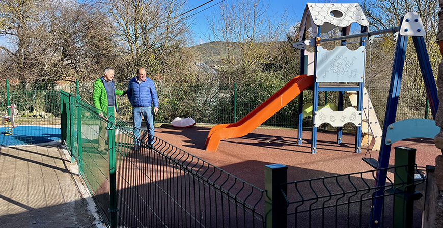 Campoo de Enmedio rehabilita el parque infantil de Villaescusa