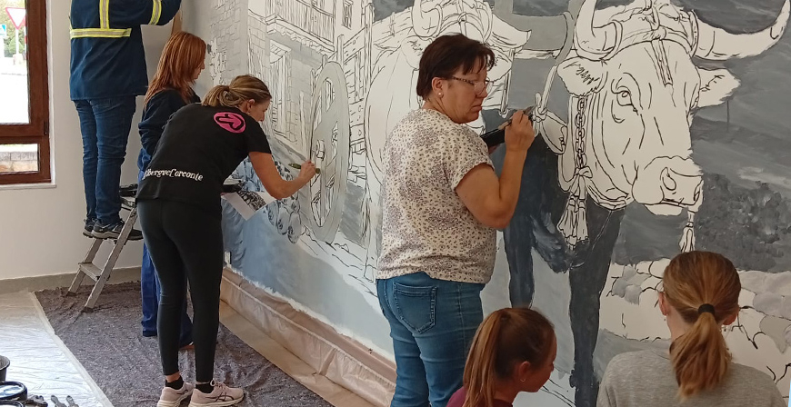 Campoo de Suso culmina un mural colaborativo en homenaje a su memoria colectiva