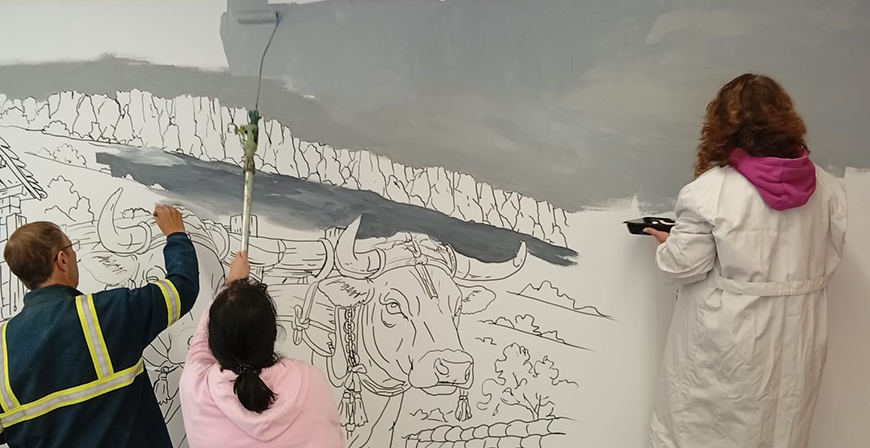 Campoo de Suso culmina un mural colaborativo en homenaje a su memoria colectiva