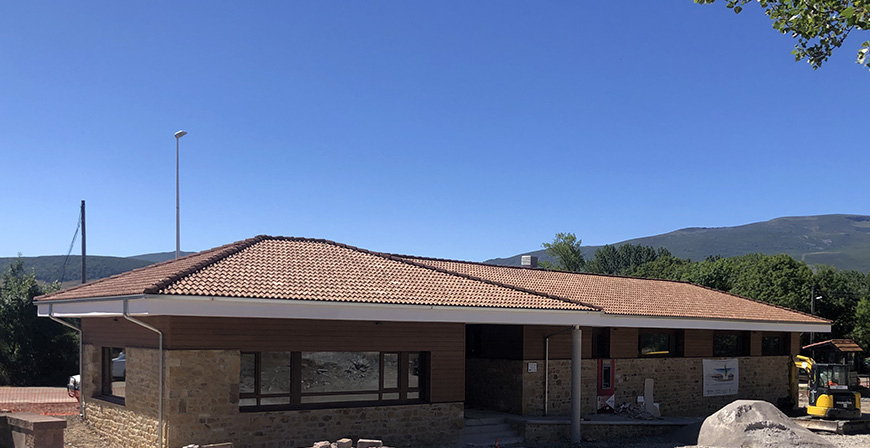 Campoo de Suso ofrece a la Consejera de Salud usar las consultas del nuevo Consultorio de Espinilla 