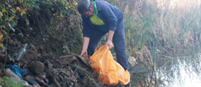 Campoo de Yuso retira una gran cantidad de residuos de las orillas del pantano