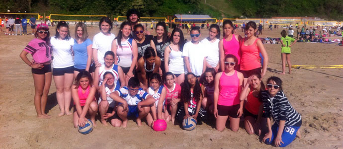 Las campurrianas juegan mejor al vley en la playa