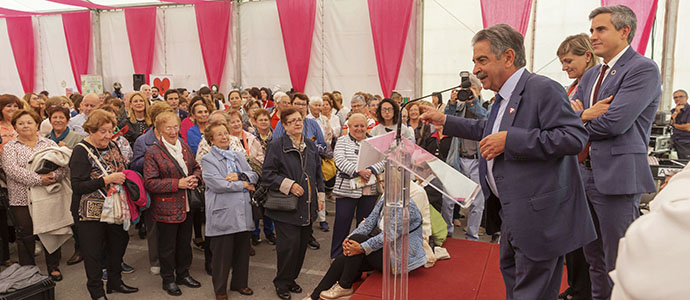 Las campurrianas participan en la VIII Feria de las Mujeres Artesanas y Emprendedoras