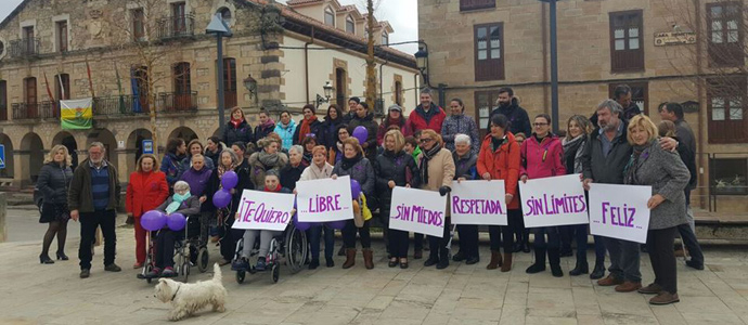 La sociedad campurriana se concentra para reivindicar la igualdad entre hombres y mujeres
