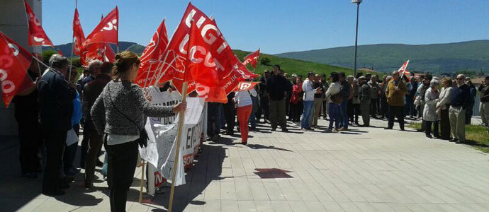 Los campurrianos se manifiestan contra la centralizacin de servicios en Valdecilla