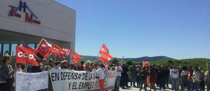 Los campurrianos se manifiestan contra la centralizacin de servicios en Valdecilla