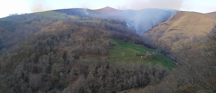 Cantabria contabiliza casi una docena de incendios forestales desde el viernes y uno permanece activo en Vega de Pas