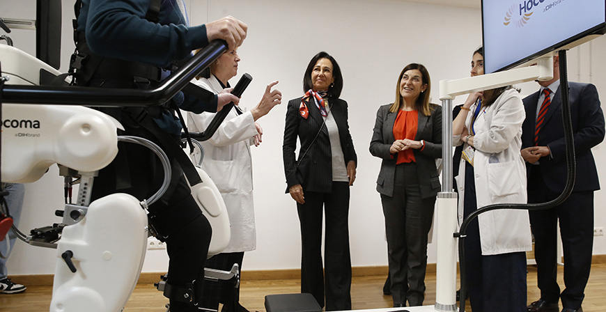 Cantabria incorpora su primer exoesqueleto para ayudar al cerebro de las personas con lesiones neurolgicas graves a caminar