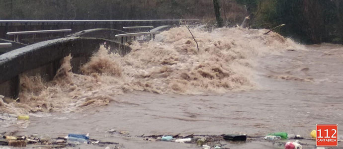 Las inundaciones mantienen cortadas en Cantabria 14 carreteras y las lneas ferroviarias con Madrid y Asturias