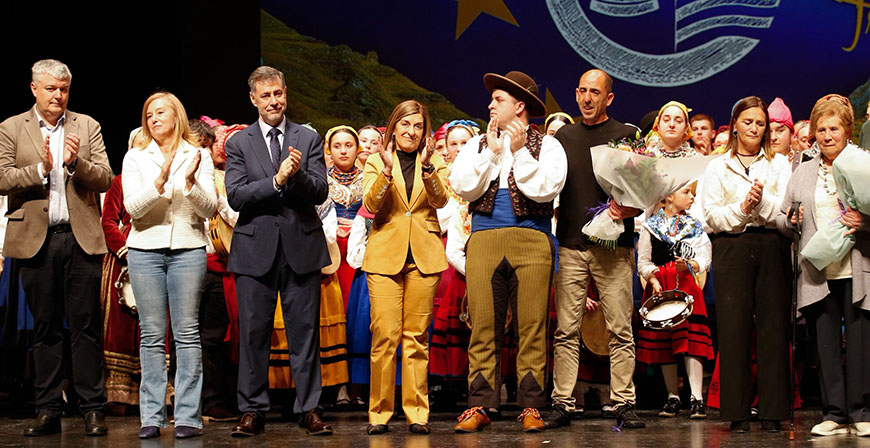 Cantabria rinde homenaje a su folclore con un gran festival solidario a favor de La Cocina Econ�mica y C�ritas