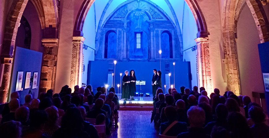 Cantaderas llena el Centro de Estudios Lebaniegos en un nuevo concierto del ciclo 'Caminos que nos unen'