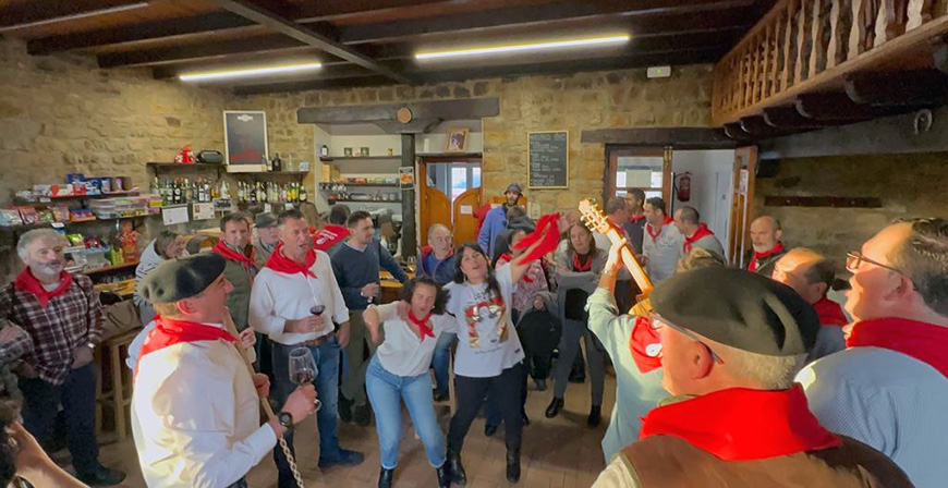 El 'Cantineo' anim los bares de Campoo de Enmedio