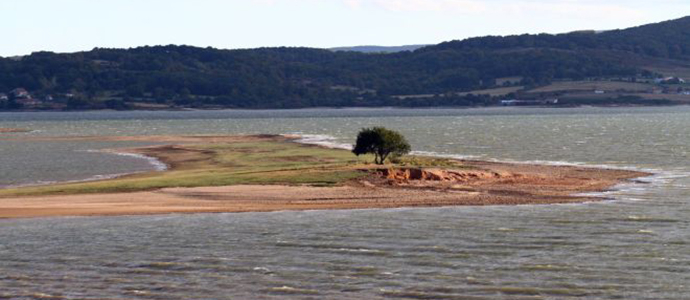 El volmen del pantano del Ebro se reduce hasta el 56%