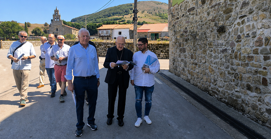 El cardenal Carlos Osoro visita San Miguel de Aguayo para reencontrarse con sus ra�ces familiares