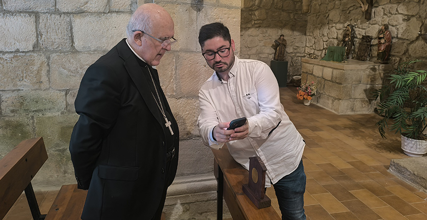 El cardenal Carlos Osoro visita San Miguel de Aguayo para reencontrarse con sus ra�ces familiares