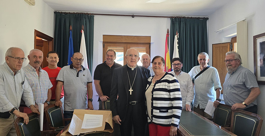 El cardenal Carlos Osoro visita San Miguel de Aguayo para reencontrarse con sus ra�ces familiares