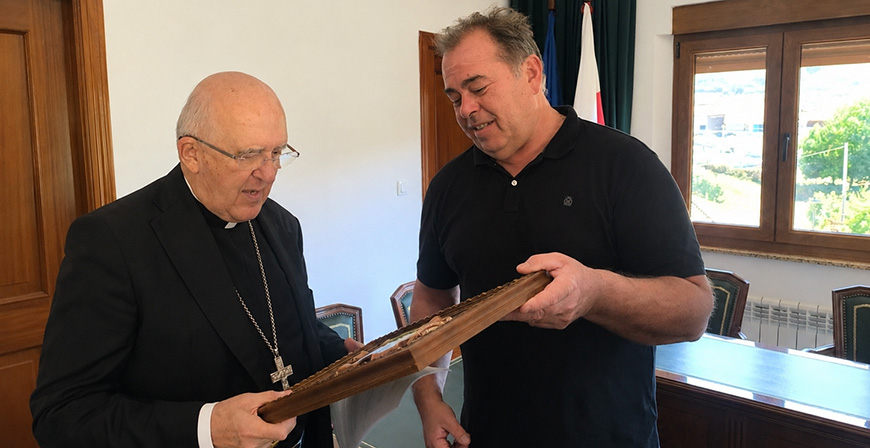 El cardenal Carlos Osoro visita San Miguel de Aguayo para reencontrarse con sus ra�ces familiares