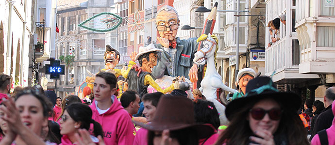 Las Carrozas llenan de fiesta las calles de Reinosa