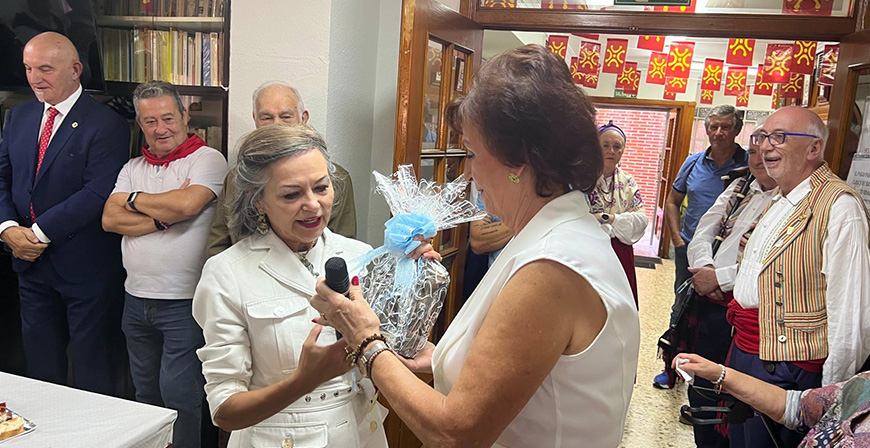 La Casa de Cantabria en Barakaldo condecora a la pintora reinosana Alicia Ca�as por su trayectoria
