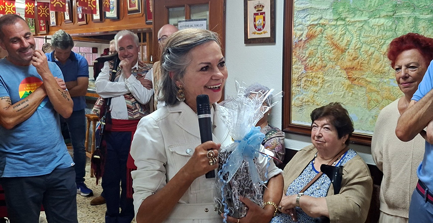 La Casa de Cantabria en Barakaldo condecora a la pintora reinosana Alicia Ca�as por su trayectoria