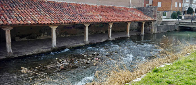 El cauce de Ebro se reduce a su paso por el lavadero de Reinosa