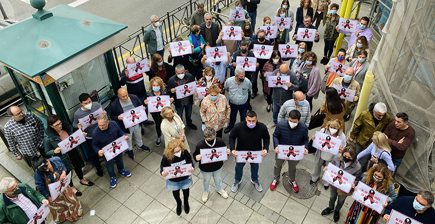 CCOO y UGT guardan un minuto de silencio en Santander por el trabajador de Gomur fallecido ayer en la planta de Gamesa de Reinosa