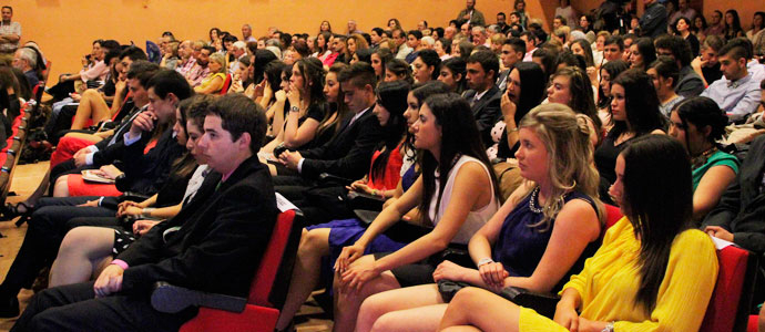 Un centenar de alumnos se gradan en el IES Montesclaros