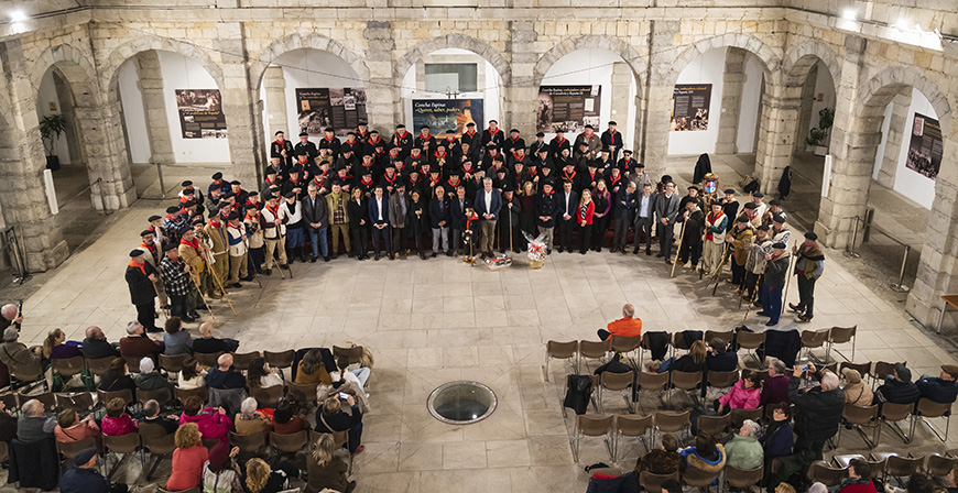 Un centenar de marceros dan la bienvenida a la primavera en el Parlamento de Cantabria