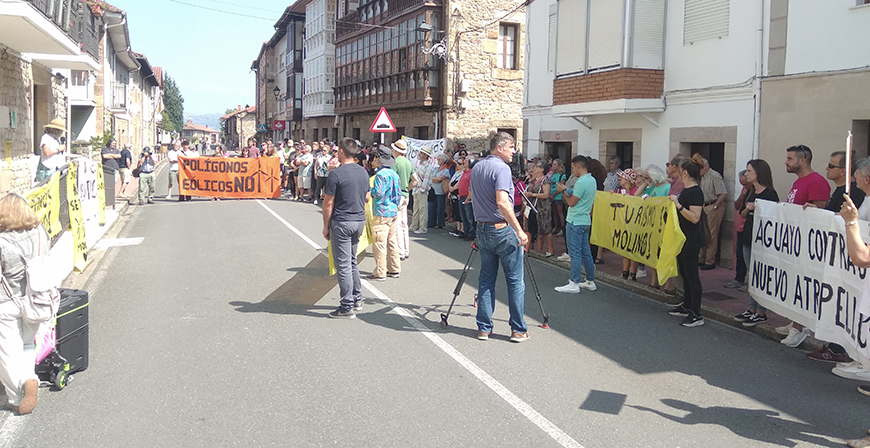 Cerca de 200 personas se concentraron frente a la Casa Consistorial de Molledo para denunciar las obras del parque elico El Escudo