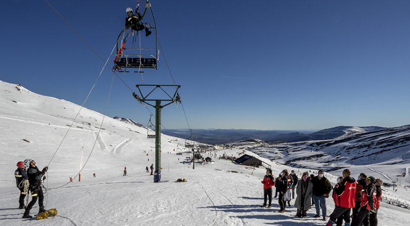 Cerca de un centenar de efectivos ponen a prueba el protocolo de rescate en los telesillas de Alto Campoo