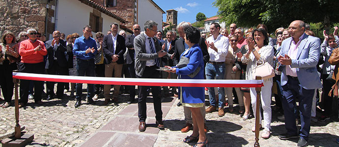 Cervatos presume de la escultura donada por Sidenor Forgings & Castings