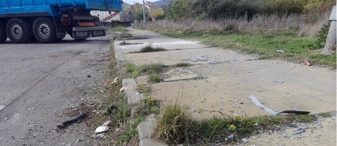 Chatarra y basura en un aparcamiento reinosano 
