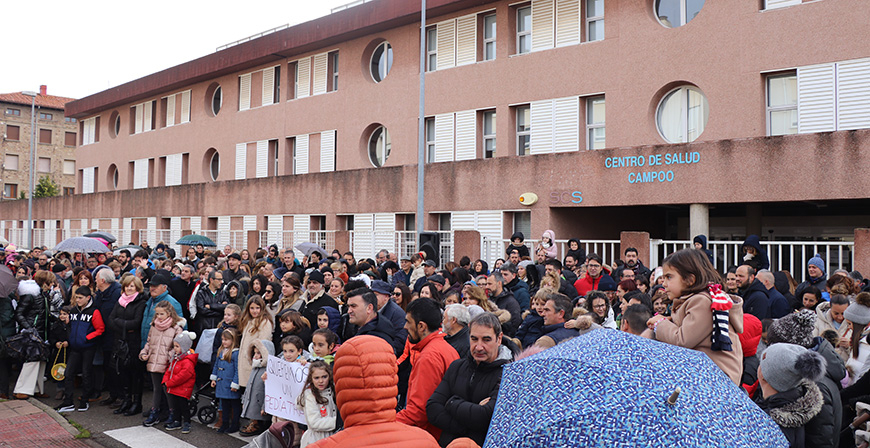 Cientos de vecinos se concentran en Reinosa para exigir una 