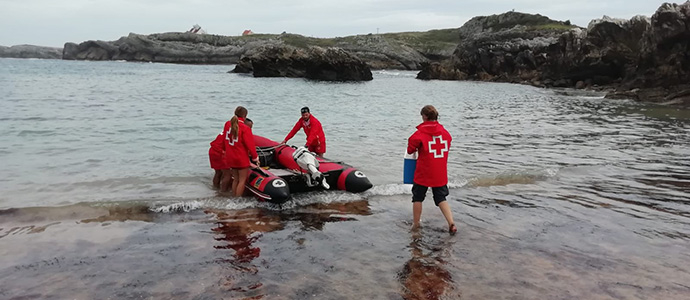 Cierran las playas de la Virgen del Mar y San Juan de la Canal tras resultar afectados por picores unos 40 baistas
