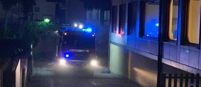 Cinco personas son trasladadas a Valdecilla tras inhalar el humo procedente del incendio de un vehculo en un garaje de Noja