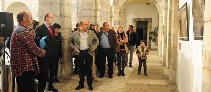 'La Ciudad delirante' de Chema Prieto se expone en el Parlamento de Cantabria
