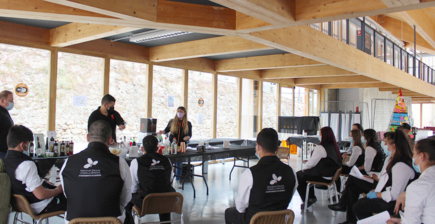 Clase de coctelera para los alumnos de la Escuela Taller