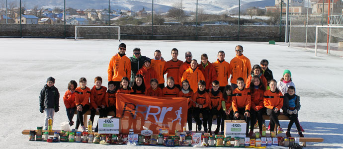 El Reinosa Running entrega los 100 kilos de alimentos recogidos