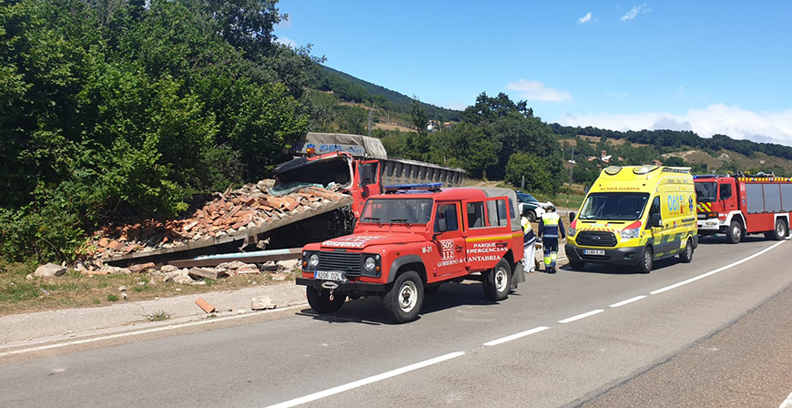 Un coche y un camin colisionan en el cruce de Abiada