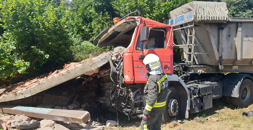 Un coche y un camin colisionan en el cruce de Abiada