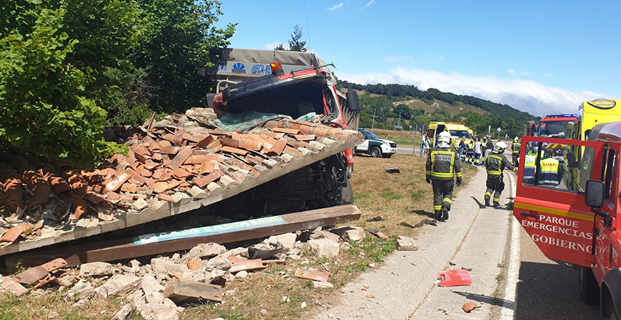 Un coche y un camin colisionan en el cruce de Abiada