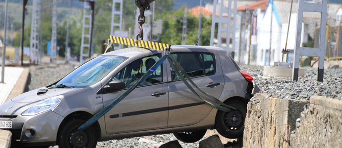 Un coche se cae a las vas del tren en Reinosa
