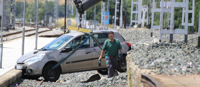 Un coche se cae a las vas del tren en Reinosa